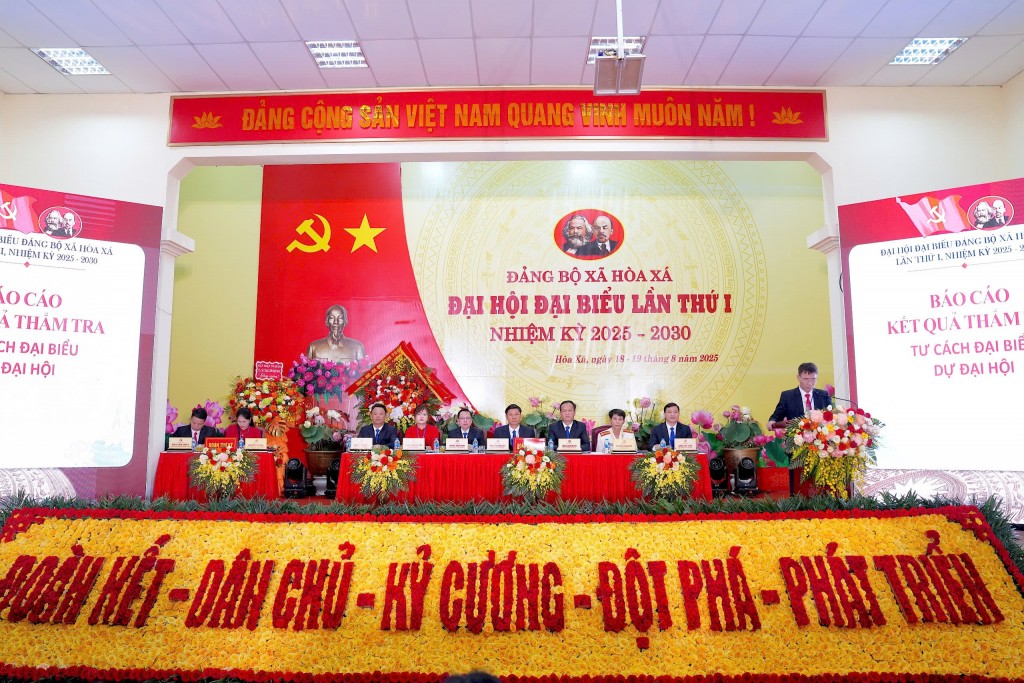 Đoàn Chủ tịch điều hành Đại hội tại xã Hòa Xá