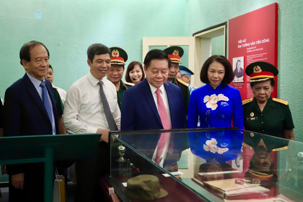 Ủy viên Bộ Chính trị, Bí thư Trung ương Đảng, Trưởng Ban Tuyên giáo và Dân vận Trung ương Nguyễn Trọng Nghĩa; Phó Chủ tịch UBND Thành phố Hà Nội Vũ Thu Hà cùng các đại biểu tham quan trưng bày (Ảnh: N.Khánh)