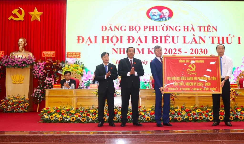 Phó Bí thư Tỉnh ủy An Giang Lâm Minh Thành (phải) trao tặng bức trướng cho đại hội
