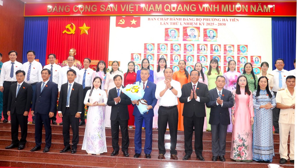 Phó Bí thư Tỉnh ủy An Giang Lâm Minh Thành tặng hoa chúc mừng Ban Chấp hành Đảng bộ phường Hà Tiên