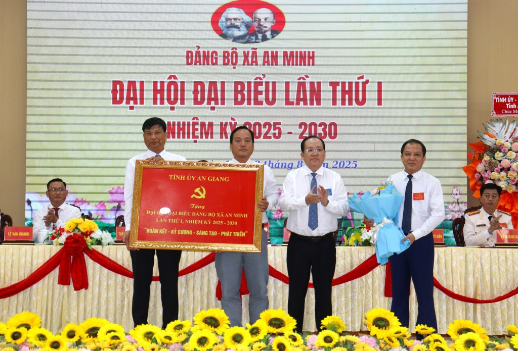Ủy viên Ban Thường vụ Tỉnh ủy, Phó Chủ tịch thường trực UBND tỉnh An Giang Nguyễn Thanh Phong trao tặng bức trướng cho đại hội