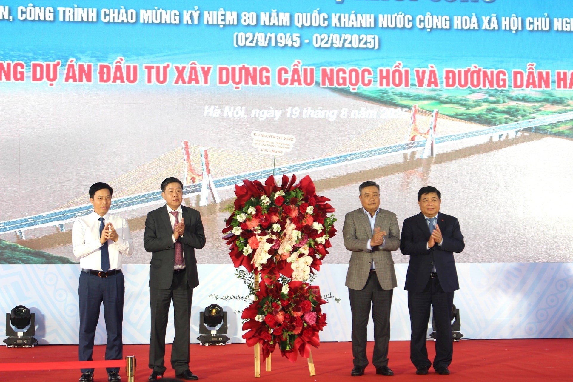 Phó Thủ tướng Chính phủ Nguyễn Chí Dũng tặng hoa lãnh đạo thành phố Hà Nội. Ảnh: Đình Hiệp