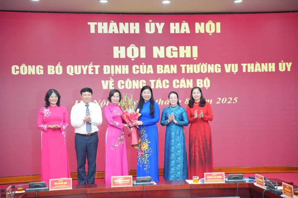 Trao quyết định công tác cán bộ tại Ủy ban MTTQ TP Hà Nội