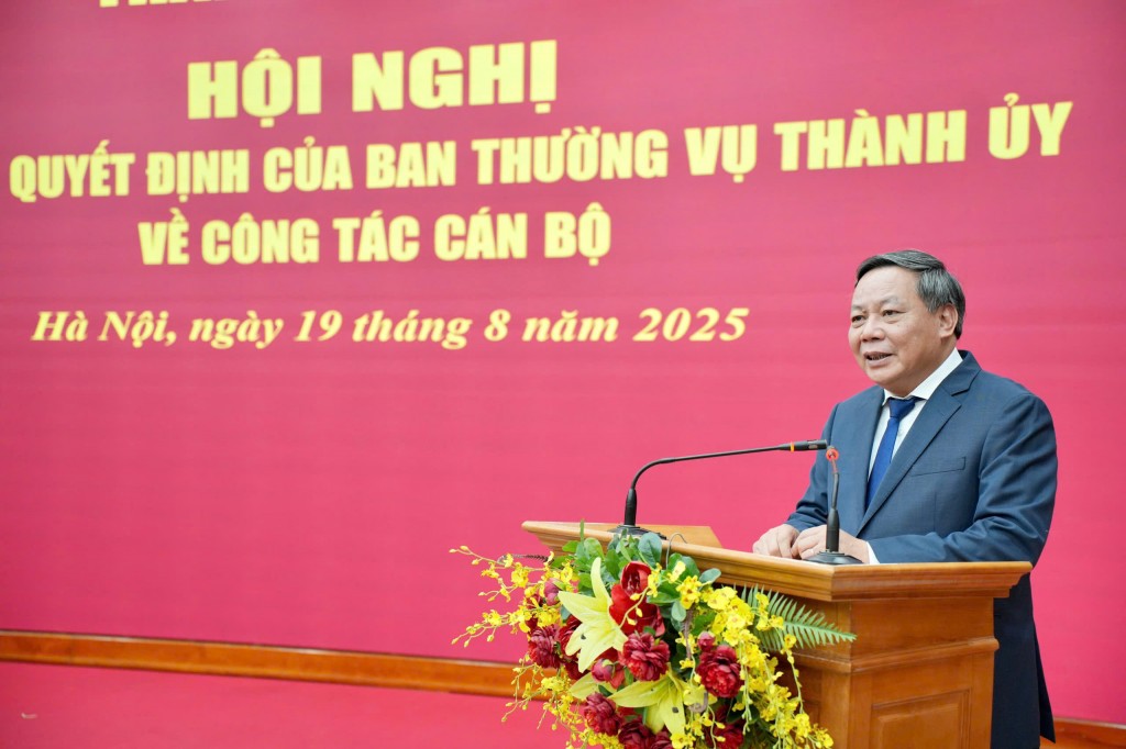 Trao quyết định công tác cán bộ tại Ủy ban MTTQ TP Hà Nội