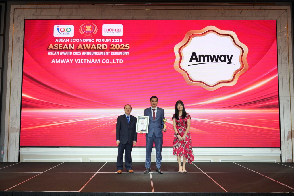 Ông Nguyễn Phương Sơn - Giám đốc Đối ngoại Amway Việt Nam nhận giải thưởng từ Ban tổ chức