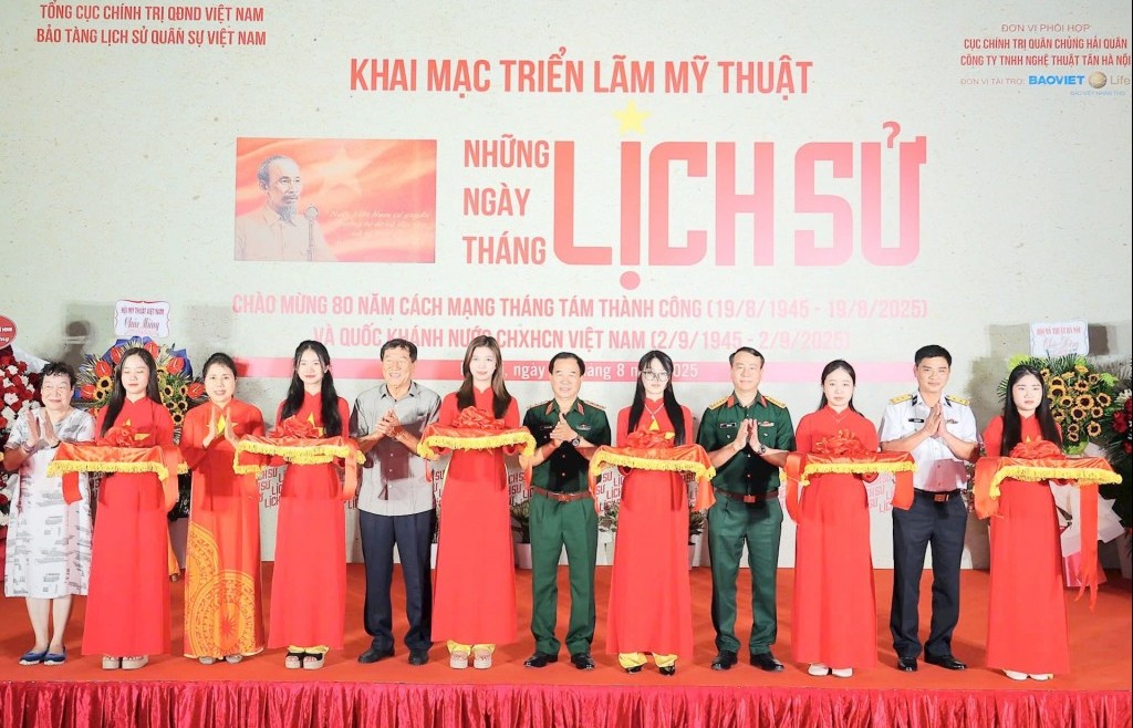 Nét vẽ lưu dấu lịch sử, sắc màu kể chuyện non sông