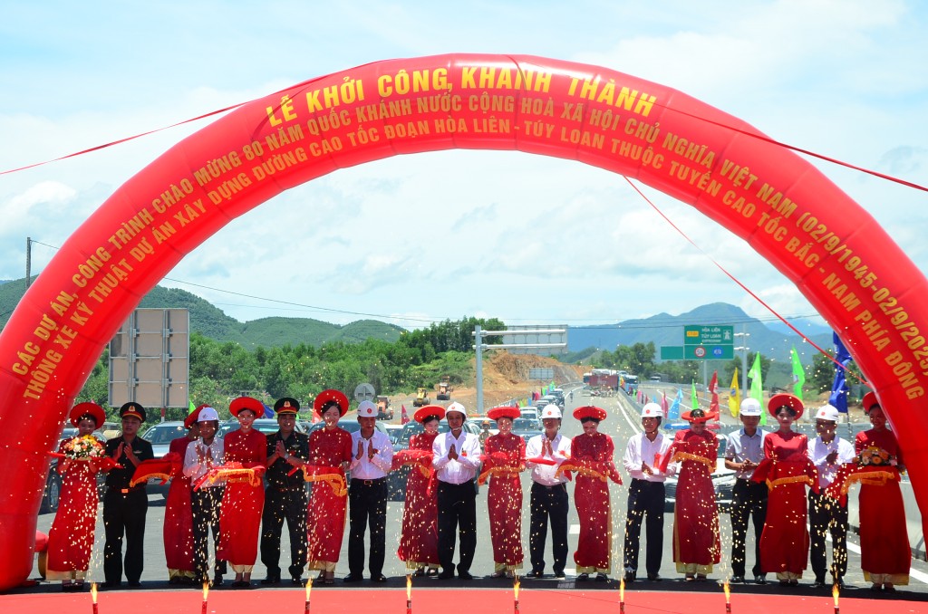 Các đại biểu thực hiện nghi thức cắt băng 