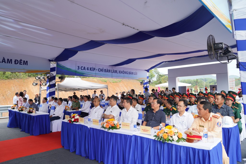 Các đại biểu tham dự lễ thông xe dự án xây dựng đường cao tốc đoạn Hòa Liên - Túy Loan (Ảnh Đ.Minh)