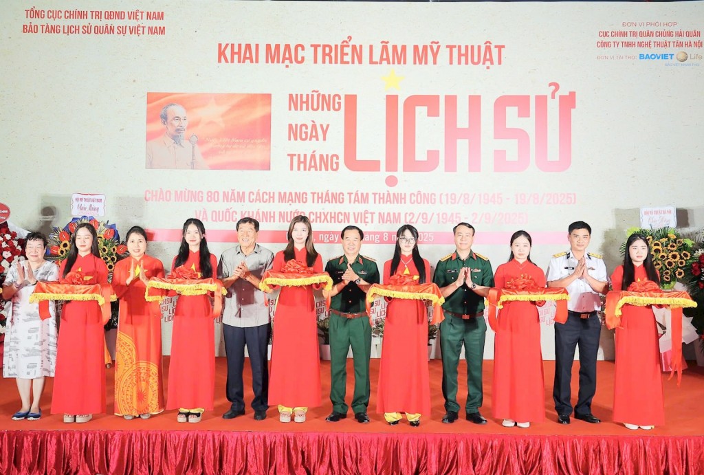 Nét vẽ lưu dấu lịch sử, sắc màu kể chuyện non sông