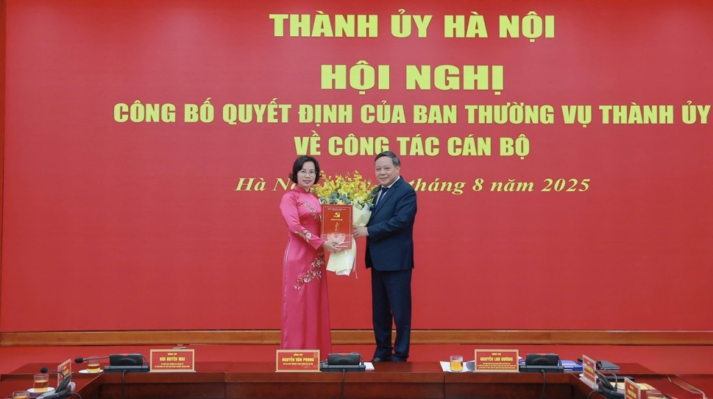 Trao quyết định công tác cán bộ tại Ủy ban MTTQ TP Hà Nội