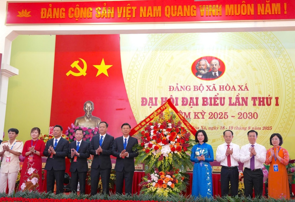 Lãnh đạo thành phố tặng hoa chúc mừng Đại hội. Ảnh: Sơn Tùng