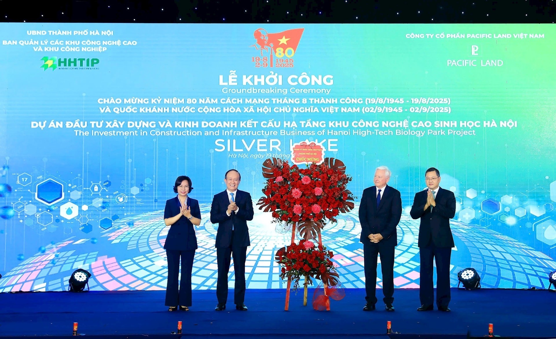 Phó Bí thư Thành ủy, Chủ tịch HĐND thành phố Hà Nội Nguyễn Ngọc Tuấn cùng các đồng chí lãnh đạo thành phố tặng hoa chúc mừng. Ảnh: Nguyên Anh