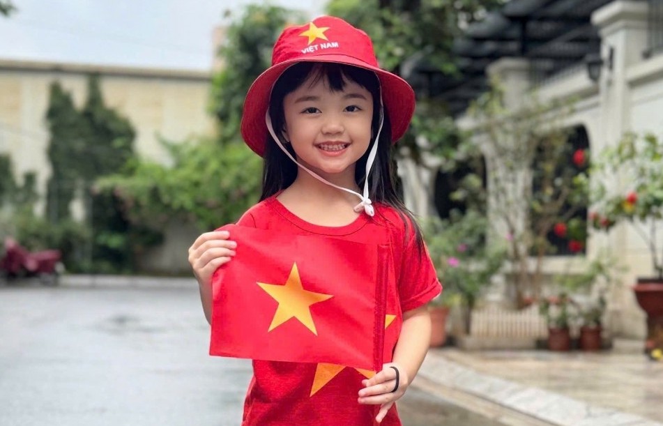 Hồn nhiên tuổi thơ trong sắc cờ đỏ