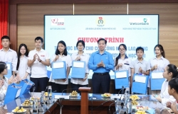 Trao 25 suất học bổng cho con công nhân có hoàn cảnh khó khăn