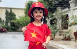 Hồn nhiên tuổi thơ trong sắc cờ đỏ