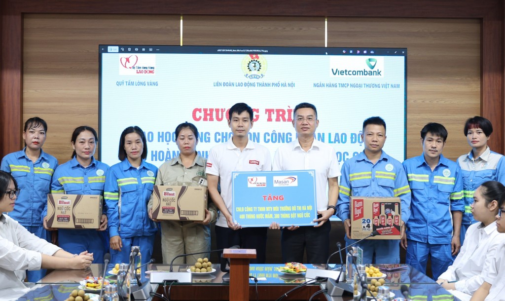 Trao 25 suất học bổng cho con công nhân có hoàn cảnh khó khăn