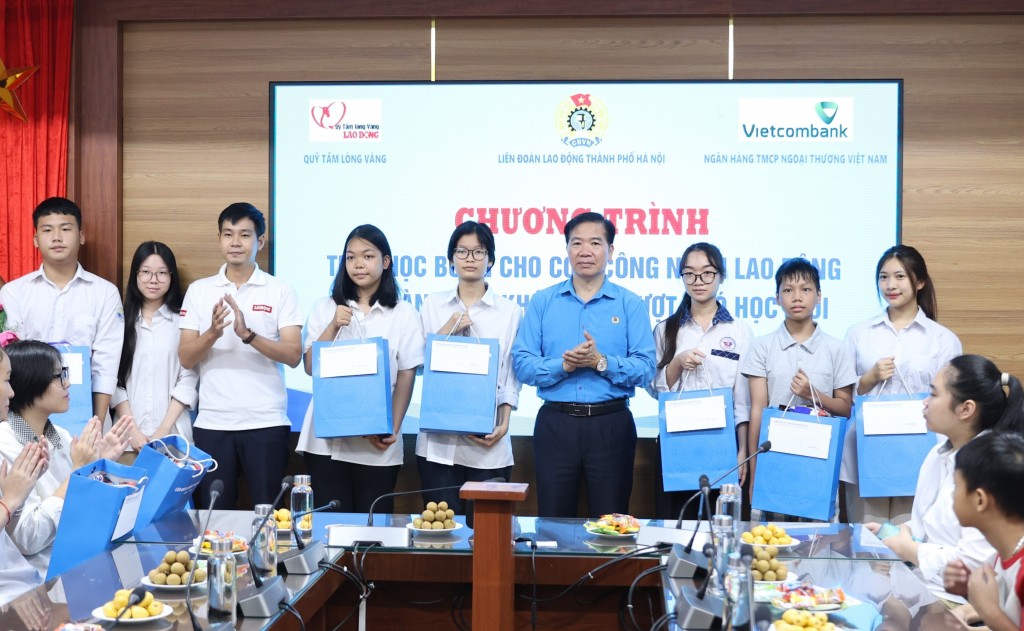 Trao 25 suất học bổng cho con công nhân có hoàn cảnh khó khăn