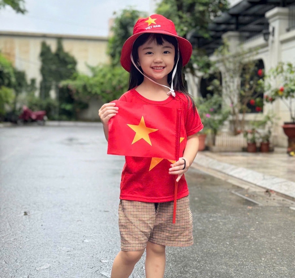Tú Vy chưa hiểu hết ý nghĩa của những ngày lễ trọng đại. Với em, Quốc khánh đơn giản là “được mặc áo đỏ, đội mũ xinh và hát múa,