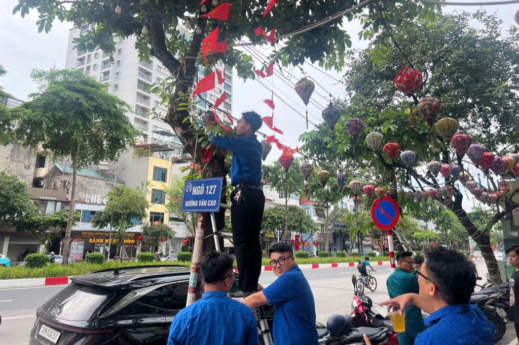 Thanh niên phường Ngọc Hà hỗ trợ người dân treo cờ, trang trí các tuyến phố 