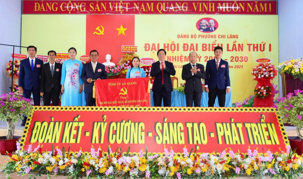 Phó Bí thư Tỉnh ủy, Chủ tịch UBND tỉnh Hồ Văn Mừng tặng bức trướng chúc mừng đại hội