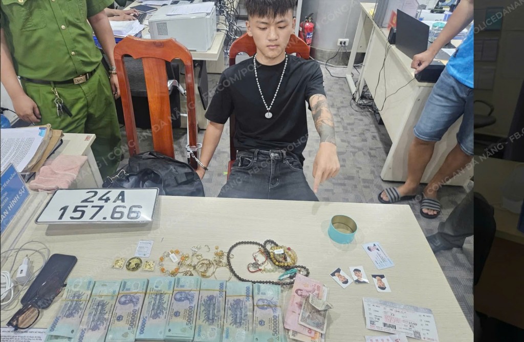 tổng trị giá hơn 600 triệu đồng gồm tiền mặt, trang sức và túi xách hàng hiệu.