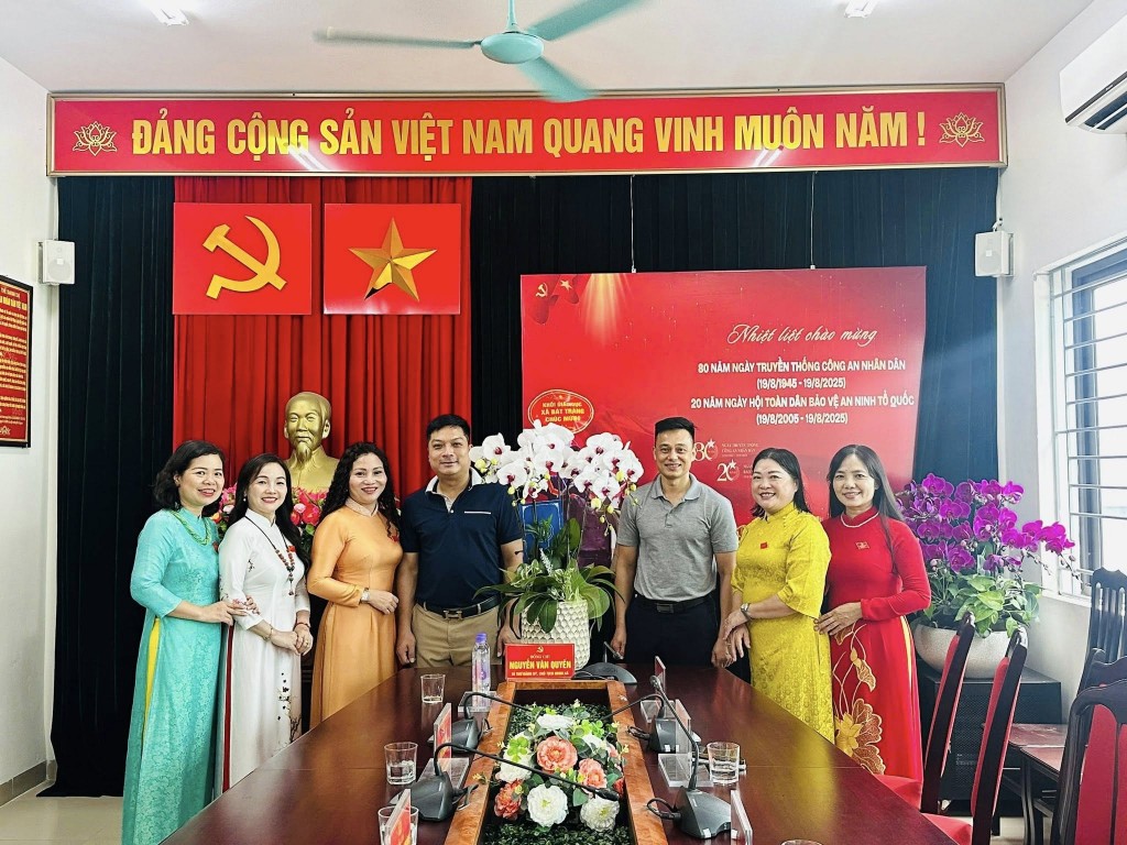 Lãnh đạo xã Bát Tràng chúc mừng lực lượng Công an xã nhân kỷ niệm 80 năm Ngày truyền thống
