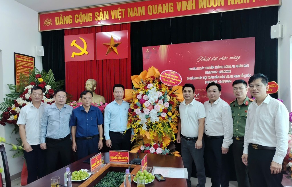 Lãnh đạo xã Bát Tràng chúc mừng lực lượng Công an xã nhân kỷ niệm 80 năm Ngày truyền thống