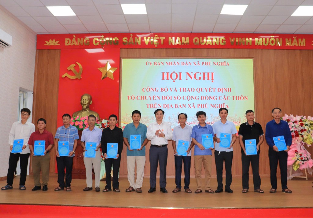 Chủ tịch UBND xã Phú Nghĩa Nguyễn Đình Sỹ  trao quyết định  thành lâp Tổ chuyển đổi số cộng đồng của 36 thôn trên địa bàn xã.