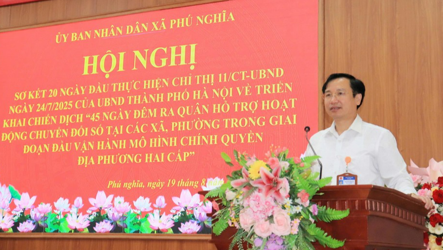 Chủ tịch UBND xã Phú Nghĩa Nguyễn Đình Sỹ phát biểu