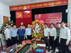 Lãnh đạo xã Bát Tràng chúc mừng lực lượng Công an xã nhân kỷ niệm 80 năm Ngày truyền thống