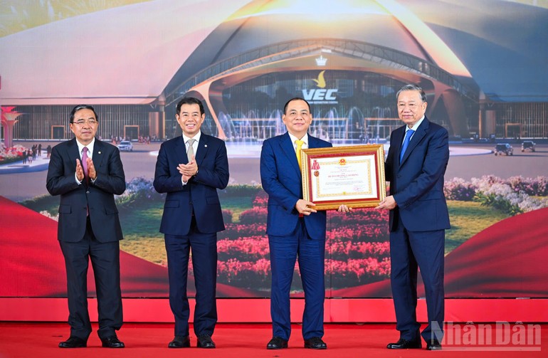 Tổng Bí thư Tô Lâm, thay mặt lãnh đạo Đảng, Nhà nước trao tặng Huân chương Lao động hạng Nhất cho Tập đoàn Vingroup.