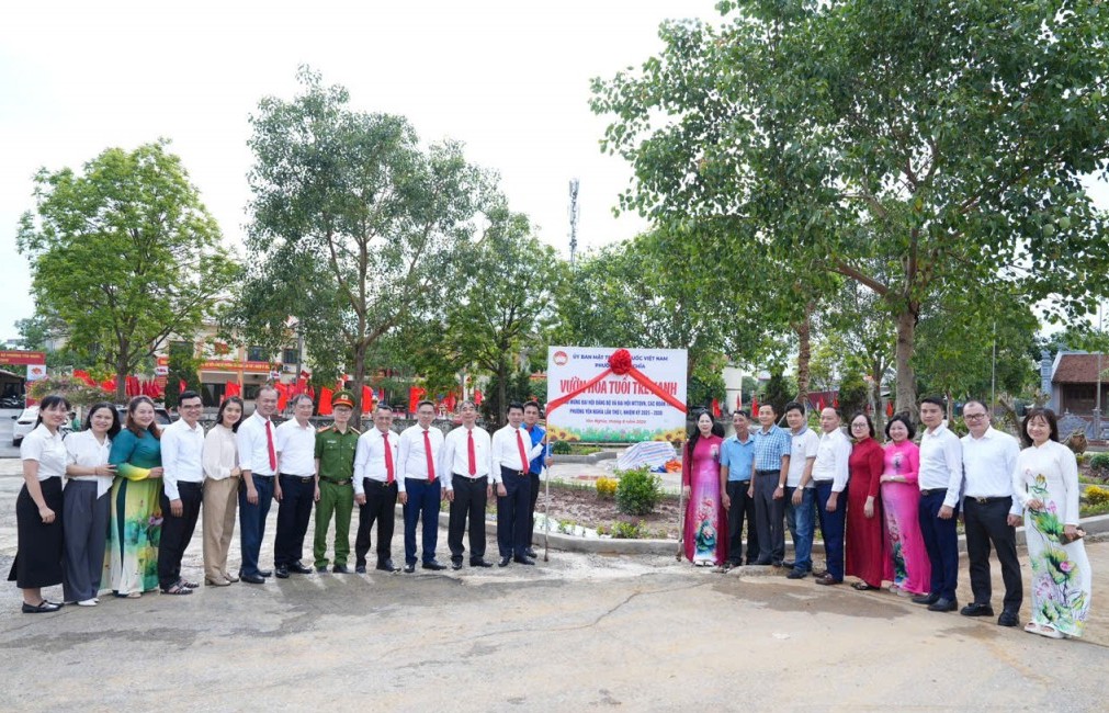 Gắn biển “Vườn hoa tuổi trẻ xanh” chào mừng thành công Đại hội Đảng bộ phường Yên Nghĩa