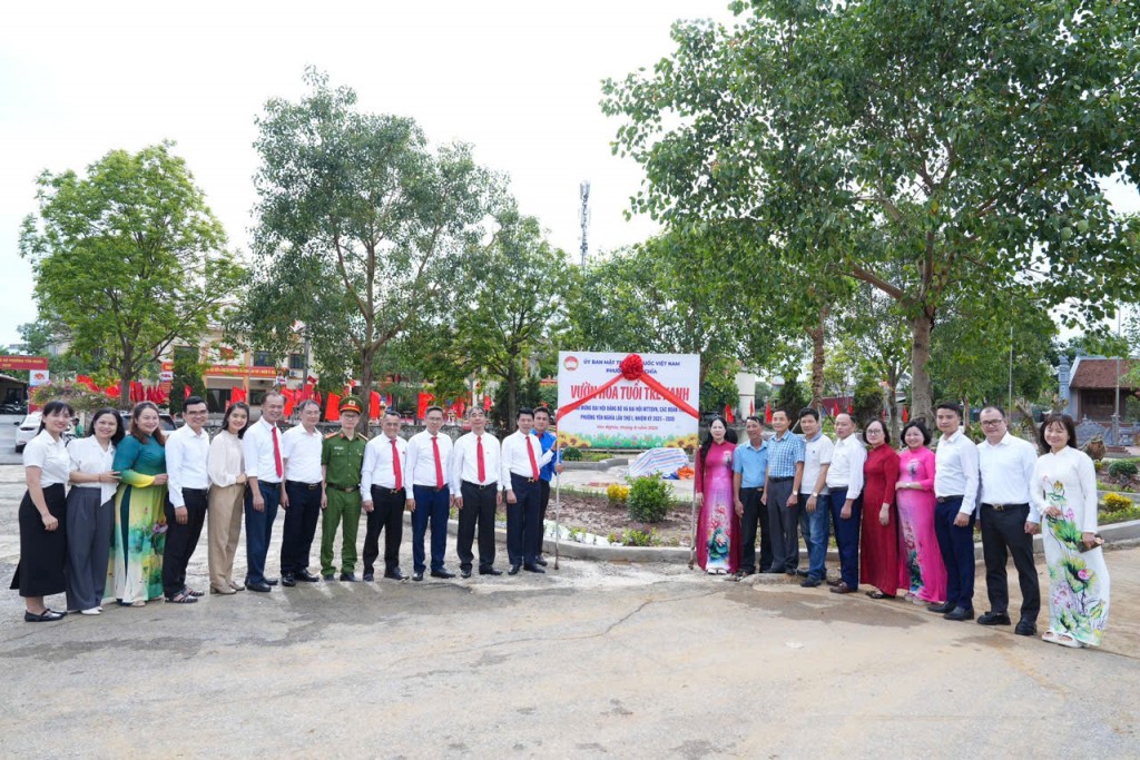 Gắn biển “Vườn hoa tuổi trẻ xanh” chào mừng thành công Đại hội Đảng bộ phường Yên Nghĩa