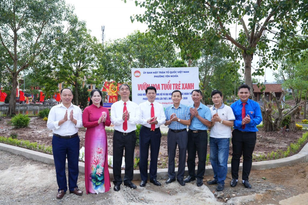 Gắn biển “Vườn hoa tuổi trẻ xanh” chào mừng thành công Đại hội Đảng bộ phường Yên Nghĩa