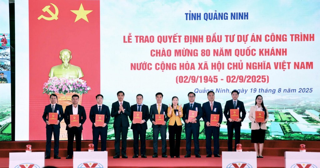 Đại diện lãnh đạo Sun Group (thứ 6 từ phải sang) đón nhận Quyết định chấp thuận đầu tư dự án Khu dịch vụ du lịch phức hợp cao cấp casino Vân Đồn và Quyết định điều chỉnh chủ trương đầu tư cho Dự án Công viên Đại dương Hạ Long (Sun Elite City)