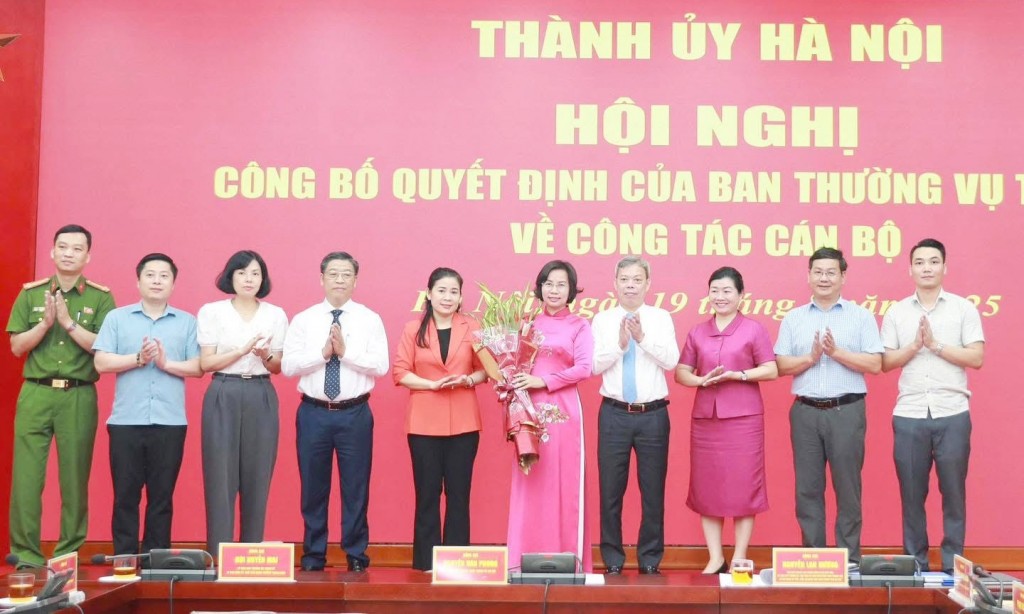 Các đồng chí Thường trực Đảng ủy, HĐND, UBND, MTTQ phường Thanh Xuân chúc mừng đồng chí Bùi Huyền Mai
