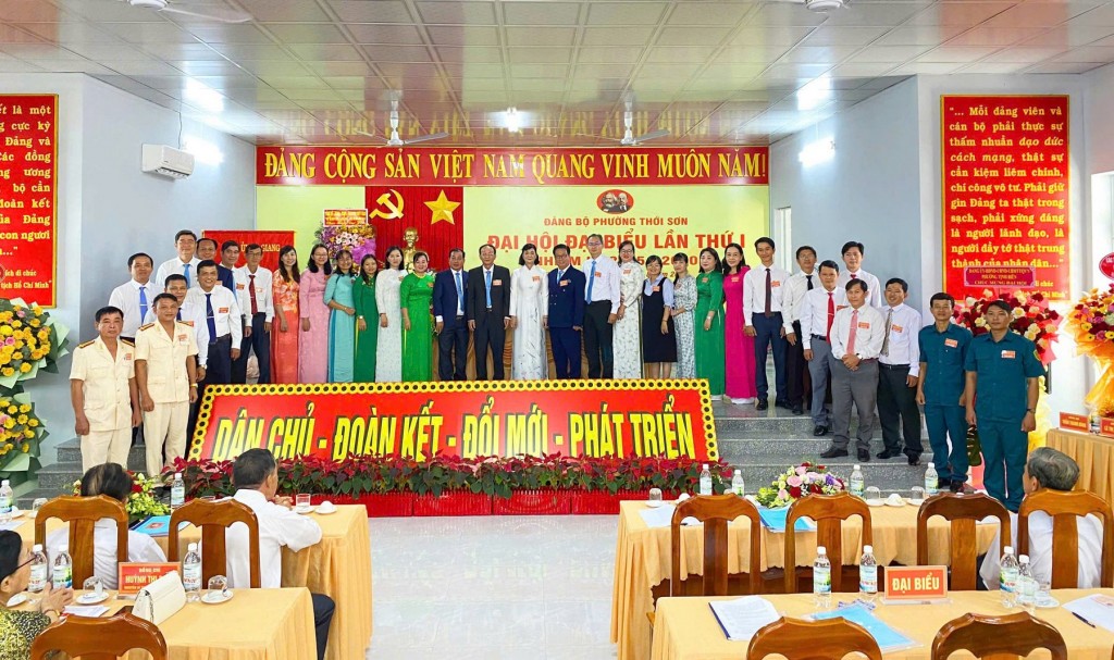Ban Chấp hành Đảng bộ phường Thới Sơn nhiệm kỳ 2025-2030 ra mắt đại hội