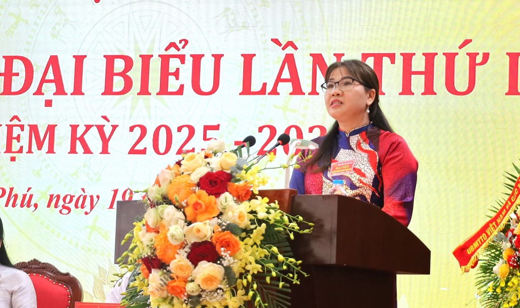 Đồng chí Tô Thị Nhàn, Bí thư Đảng uỷ, Chủ tịch HĐND xã Hoà Phú phát biểu tại chương trình