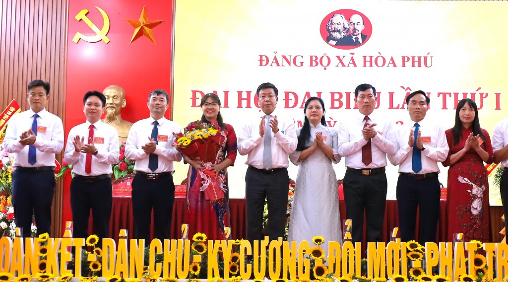 Đồng chí Dương Đức Tuấn, Uỷ viên Ban Thường vụ Thành uỷ, Phó Chủ tịch UBND thành phố Hà Nội tặng hoa chúc mừng Ban Chấp hành Đảng bộ xã Hoà Phú
