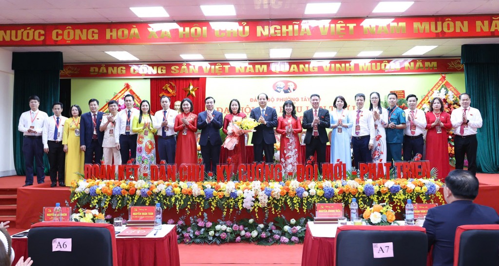 Trưởng ban Tuyên giáo và Dân vận Thành ủy Hà Nội Nguyễn Doãn Toản tặng hoa chúc mừng BCH Đảng bộ phường Tây Mỗ