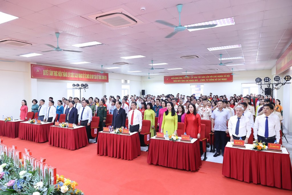 Các đại biểu thực hiện nghi thức chào cờ tại Đại hội