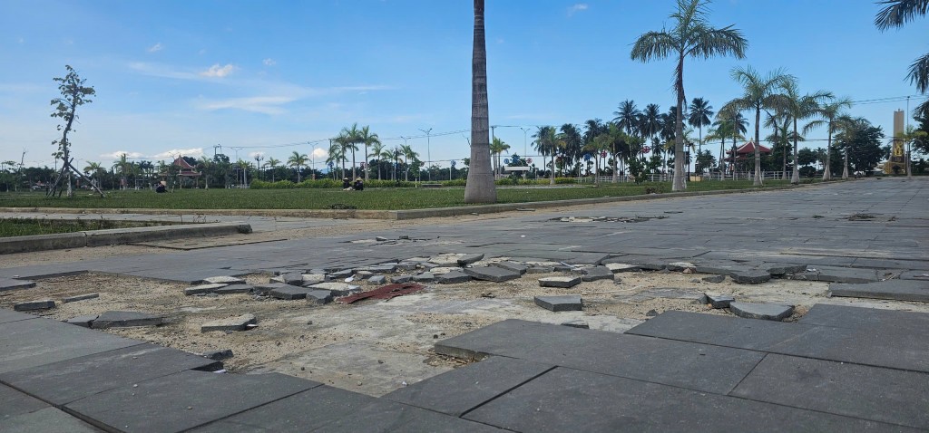 Công viên Mẹ Thứ xuống cấp, có dấu hiệu kém chất lượng