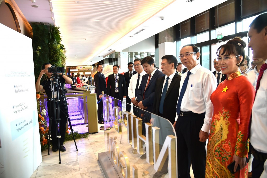 Phó Thủ tướng Hồ Đức Phớc, Bí thư Thành ủy TPHCM cùng các đại biểu tham quan tòa nhà.