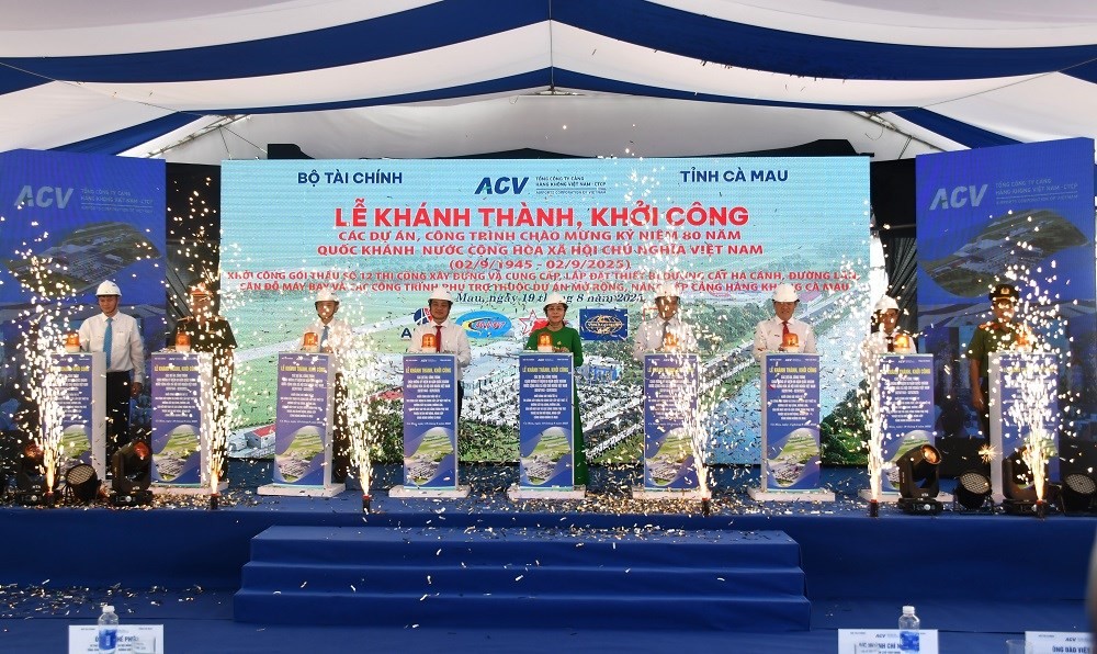 Nghi thức bấm nút khởi công Dự án mở rộng, nâng cấp Cảng Hàng không Cà Mau.