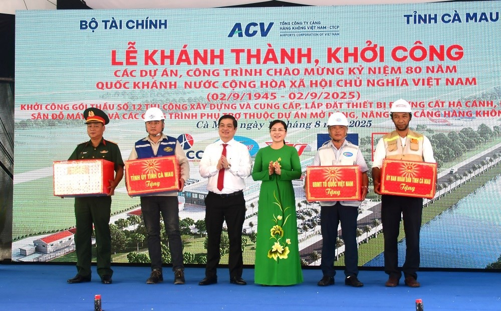 Phó Chủ tịch Thường trực HĐND tỉnh Lê Thị Nhung và Phó Chủ tịch UBND tỉnh Huỳnh Chí Nguyện tặng quà động viên các nhà thầu thi công Dự án.