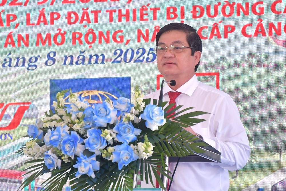 Phó Chủ tịch UBND tỉnh Huỳnh Chí Nguyện phát biểu tại buổi lễ. (Ảnh: Hồng Nhung)