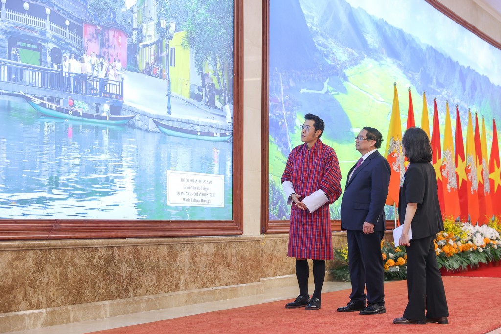 Thủ tướng Phạm Minh Chính giới thiệu với Quốc vương Bhutan về các di sản tại Việt Nam - Ảnh: VGP/Nhật Bắc
