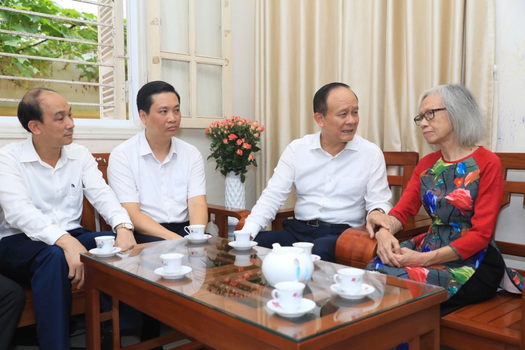 Lãnh đạo TP Hà Nội thăm gia đình đồng chí Nguyễn Khang