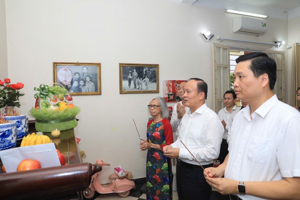 Lãnh đạo TP Hà Nội thăm gia đình đồng chí Nguyễn Khang