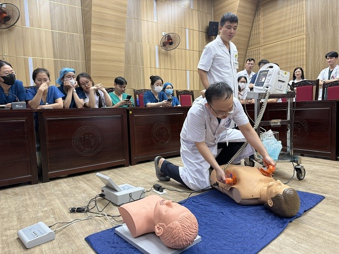 Các bác sĩ thực hành kỹ thuật sốc điện ngoài lồng ngực.